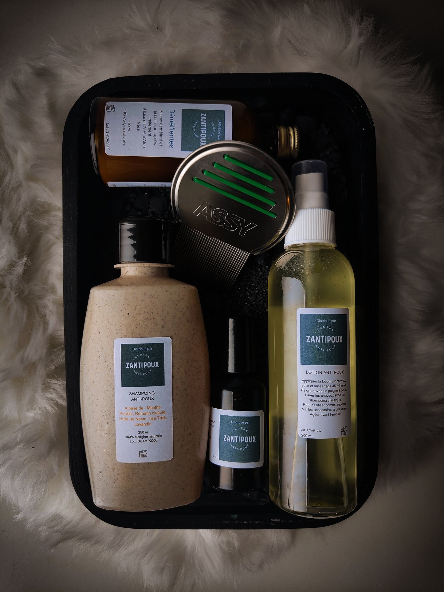 Pack anti-poux complet Toukesketabesoin de Zantipoux, comprenant une lotion, un shampoing, un répulsif, un sérum anti-lentes et un peigne métallique professionnel, présenté sur fond doux et élégant.